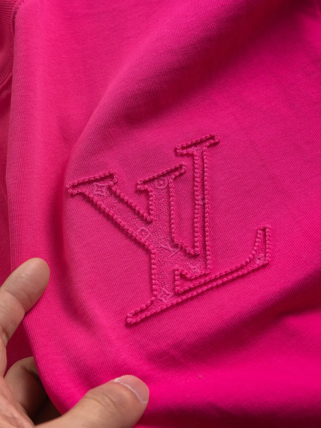 🅿️190 Louis Vuitton 1V slightly wide version S-Xl 25SS LV new product counter catwalk style, three-dimensional plain letter embroidery on the chest🪡logo, large logo embroidery on the back🪡logo short-sleeved T-shirt, same style for men and women! Short-sleeves are not the same as the general public, but must be unique and eye-catching. This LV short-sleeves is all about quality, comfort, consistent style, fashion, including fabrics and cutting techniques, all of which have been made with great effort! 320 grams of washed pure cotton fabric, pure cotton is breathable, very refreshing and comfortable for daily wear. The rib knitting on the neckline is smooth and tight, and the neckline will not be skewed if you toss it at will. The loose version, you will find that it looks really good on the upper body. The overall is minimalist and neat, super versatile for daily use! Pair it casually with a pair of pants for a youthful look. A T-shirt will make your outfit crazy. It is a fashionable item that can never go wrong! Black, white, rose red Size: S-XL Size chart: S: Shoulder width 50 - Bust 54 - Clothing length 70 M: Shoulder width 52 - Bust 56.5 - Clothing length 72 L: Shoulder width 54 - Bust 59 - Clothing length 74 XL: Shoulder width 56 - Bust 61.5 - Clothing length 76